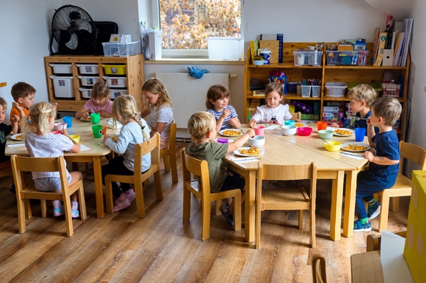 Děti společně obědvají ve třídě Kytičky Beroun